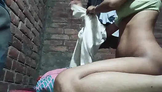 Desi Pinky Randi'nin çıplak dansı, götünü sallıyor ve siyah kıllı amcığını yastığa sürtüyor.
