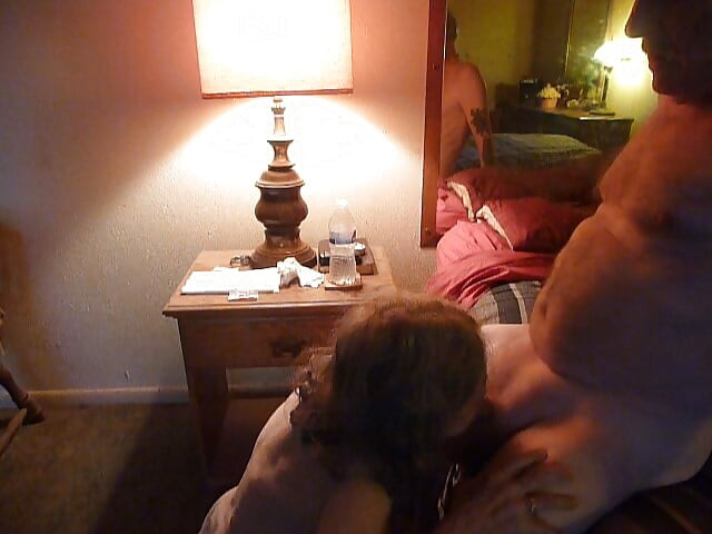 Imam KOPB, ali završit ću svoj posao Ja sam samo dobra stara jeftina kurva žena Volim kleknuti kao kurva