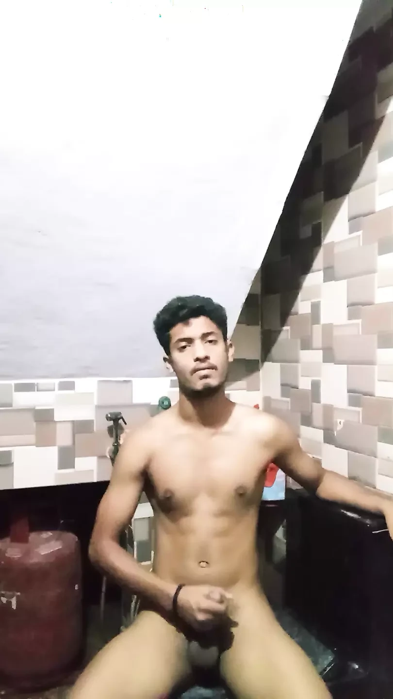 Un desi indien se déshabille dans la salle de bain en train de se débattre avec une grosse bite et montre son gros trou de cul
