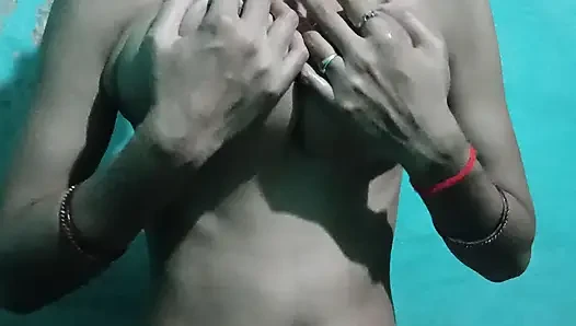Behan apni body masage karte huea