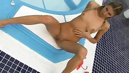 Dünne blondine, 18 jahre alt, poolfick-fest