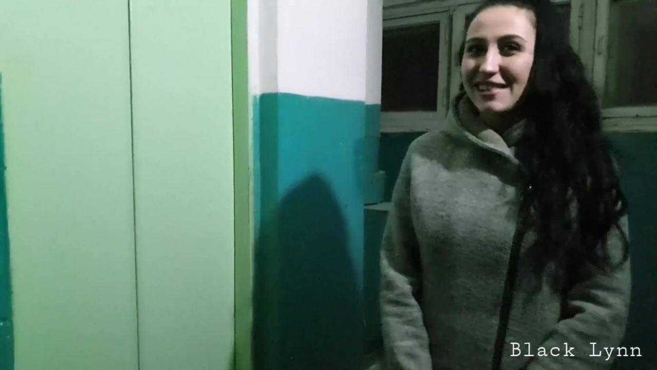 Married Brunette Sucked off Her Neighbor in the Stairwell – Black Lynn
