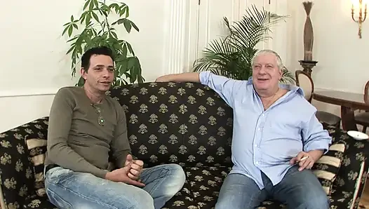 Крошка наклоняется, пока любовник трахает ее задницу глубоко хуищем