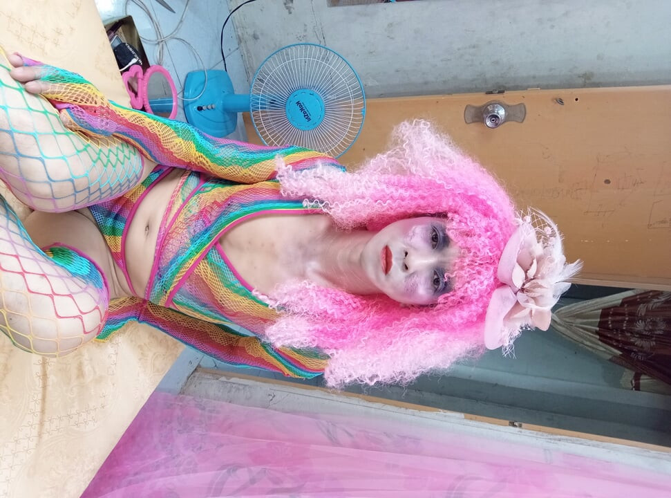 Transgender Le veste-se de forma sensual e brinca com copos de sexo. Peitos artificiais
