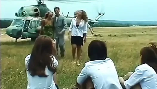 Yeni ateşli öğrenciler sikiliyor ve sert bir seks dersine tabi
