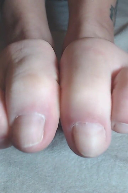 Bare short toenails toe wiggling