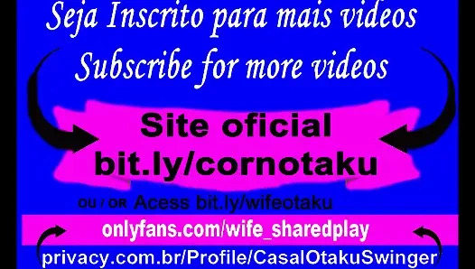 Glückliche ehefrau mit dem großen und üppigen schwanz eines freundes