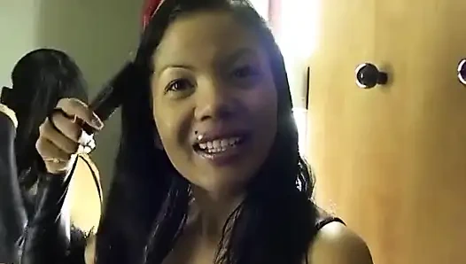 Geisha, ein schönes asiatisches Mestizo, chillen im Hotel nach ihrem Tag des Filmens