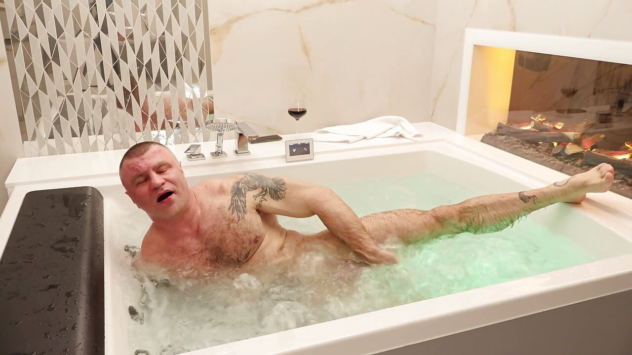 Hairy Muscle Stud: Luxury Jacuzzi Strip & Raw Jerk off - 4K Bodybuilder Solo