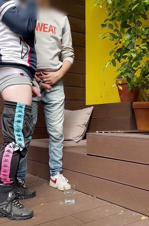 2 chlapci se snaží čůrat do sklenice