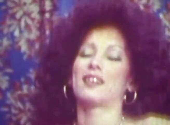 Retro morena rizada clásico con pasión de dormitorio vintage