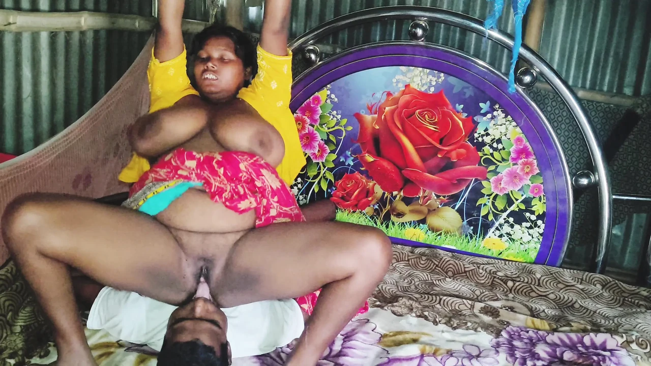 Desi housewife ki chut ke Pani nikala