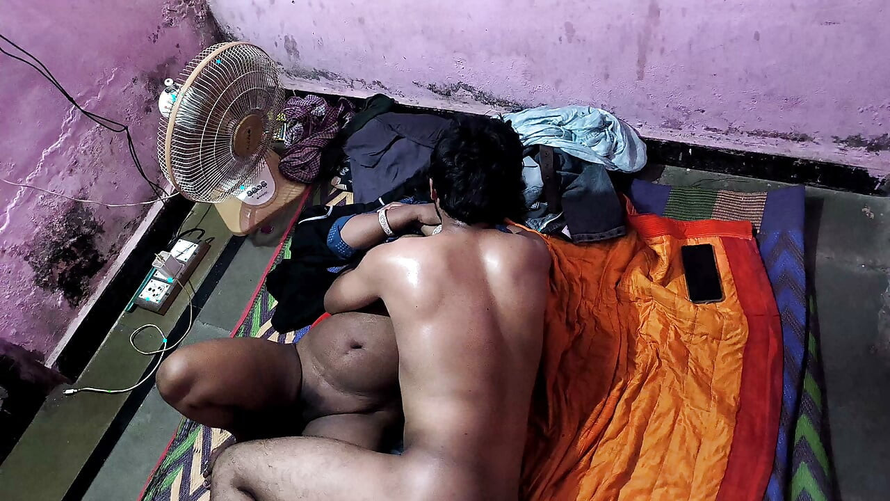Super seksi vruća Bhabhi uhvatila svog Devara samog u sobi