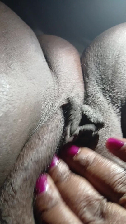 Frotando sus grandes labios esperando su pareja