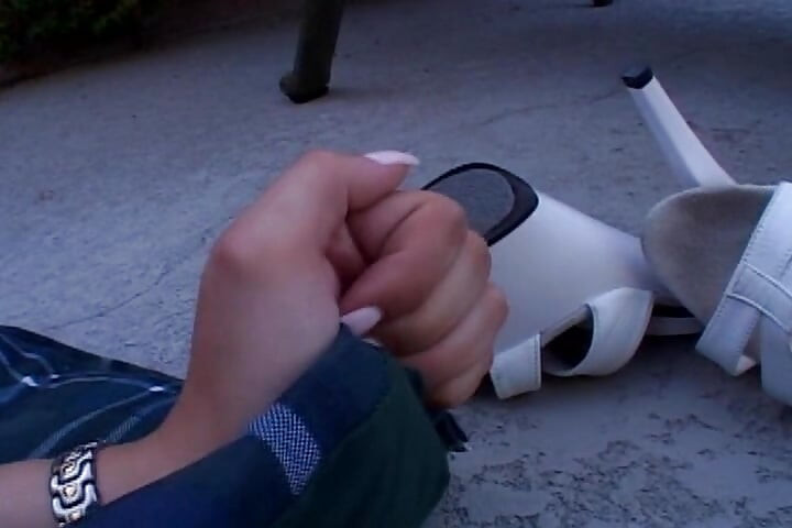 Çekici hatun havuz kenarında ateşli sikiştiktan sonra döl içiyor