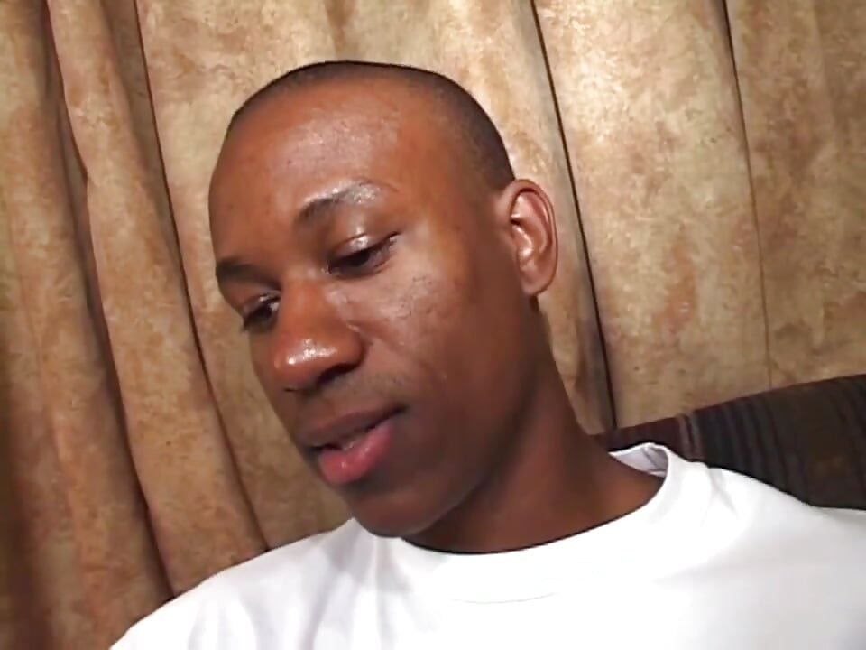 Obrovský černý pták kouří v ložnici ... jen sání a malá kundička pronikla