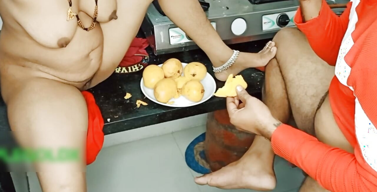 Bibi desi India nunjukin tetek panas kami di dapur suami kami mau dateng seks