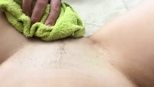 Мой муж бреет мою киску, женщина в видео от первого лица