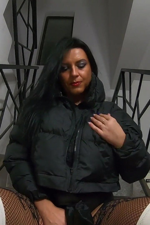 Fetiš donje jakne na stepenicama, sjajne čizme, bodystockings, senzualni dodir 317