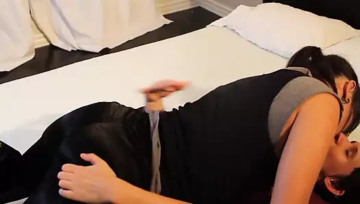 Sinn Sage ve Laurel Norton kahverengi saçlı lezbiyenler