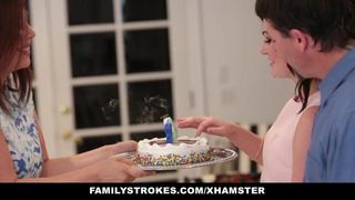 Familystrokes - follando a papá mientras la madrastra cocina