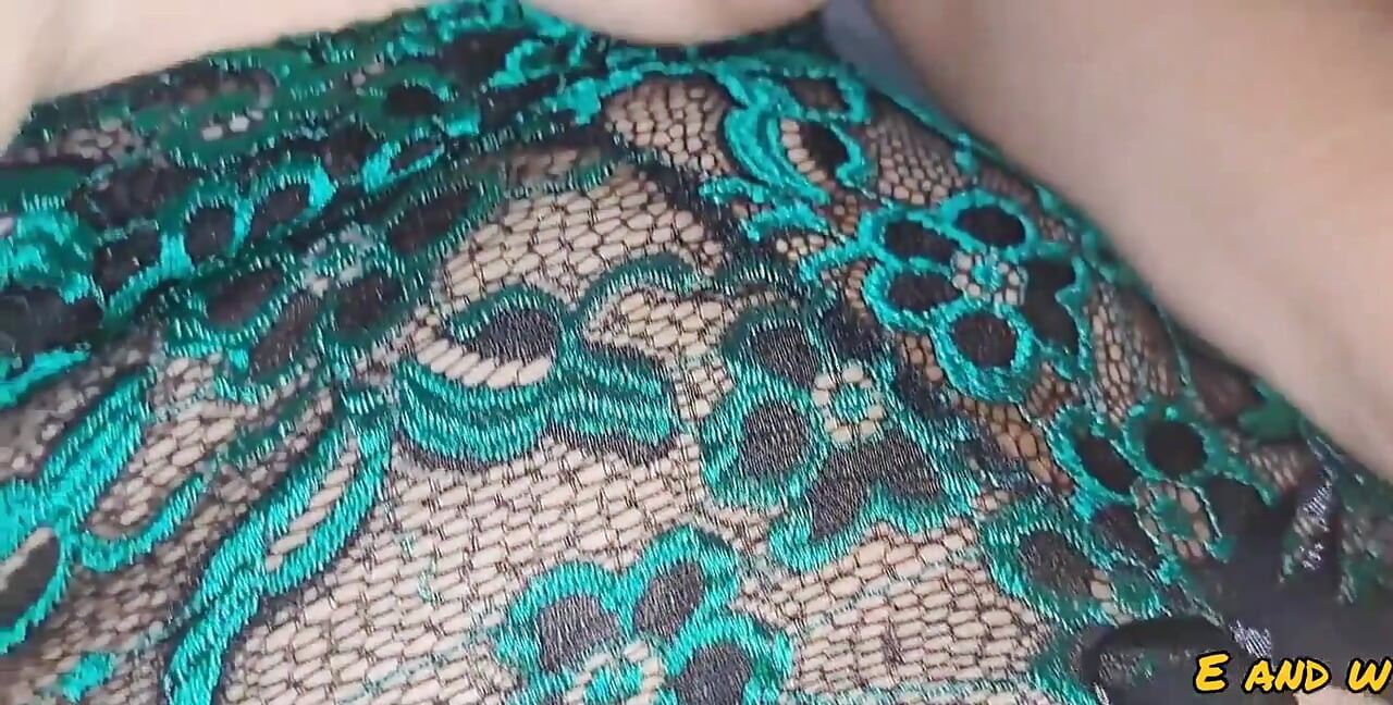 Моя маленькая соседка показывает мне ее заросли, когда мы одни