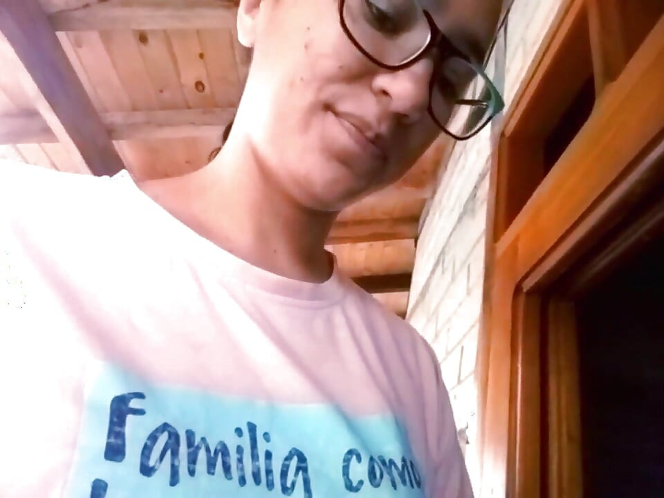 Chica cachonda masturbándose con consolador al aire libre en secreto