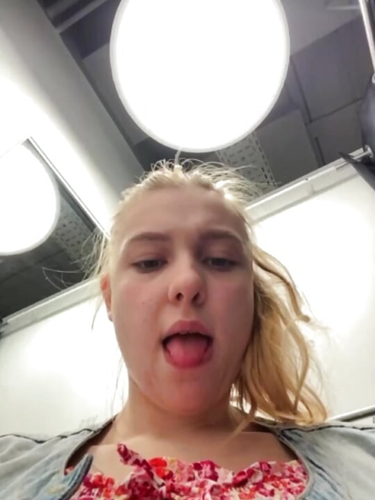 Public orgasm with jucielussie in the fitting room