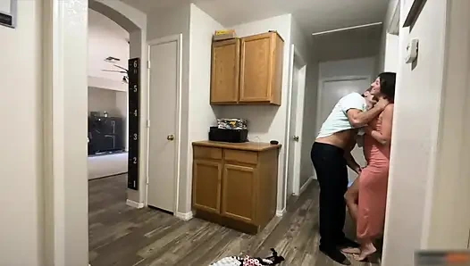 Возбужденная пара убирается во время семейного Дня Благодарения