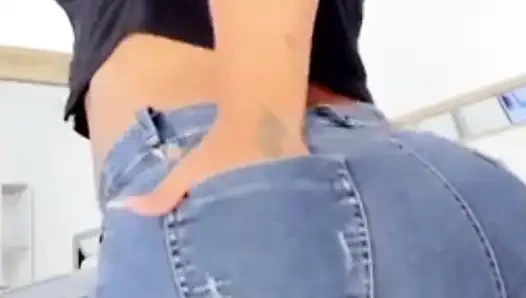 Big Booty in Jeans Dancing