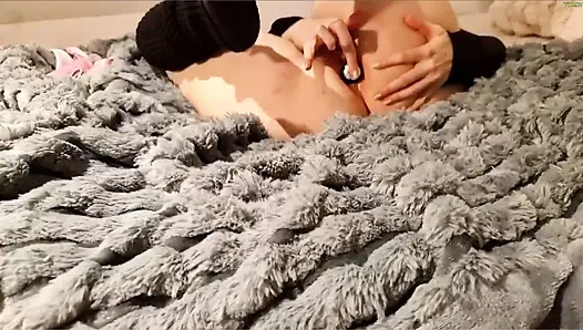 Deutsches amateur-molliges arschplug-mädchen bis zum lauten stöhnenden orgasmus gefickt