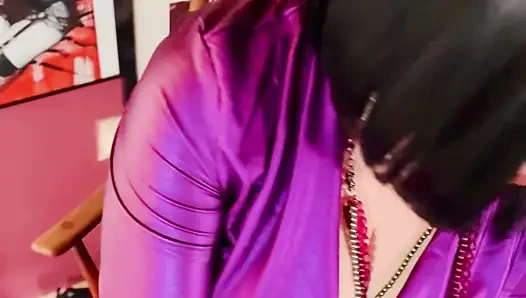 Deine glamouröse mutter Tina Snua raucht eine Zigarette für ihre fans! Rauchende raucherin