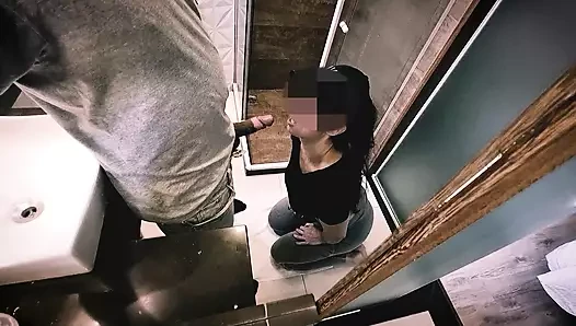 Istri nakal menyodok staf gym di kamar mandi dan berjalan keluar dengan wajah yang berantakan