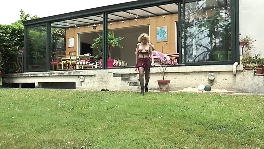 Reife Mädchen Masturbieren Sich Gegenseitig Und Dildoen Sich Gegenseitig Die Muschien Im Garten