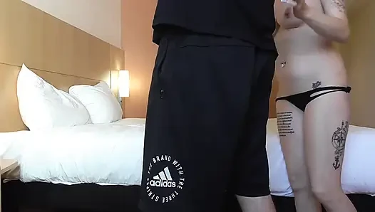 Orta yaşlı seksi kadın Perla Rubia ile hızlı sikişiyor. Creampie