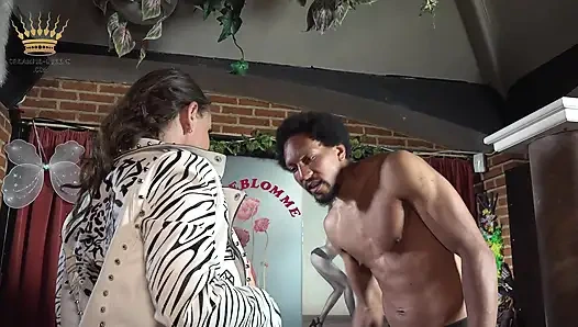 Susi si cewek seksi ini meringis keenakan, sayang, aku ratu pejuh!