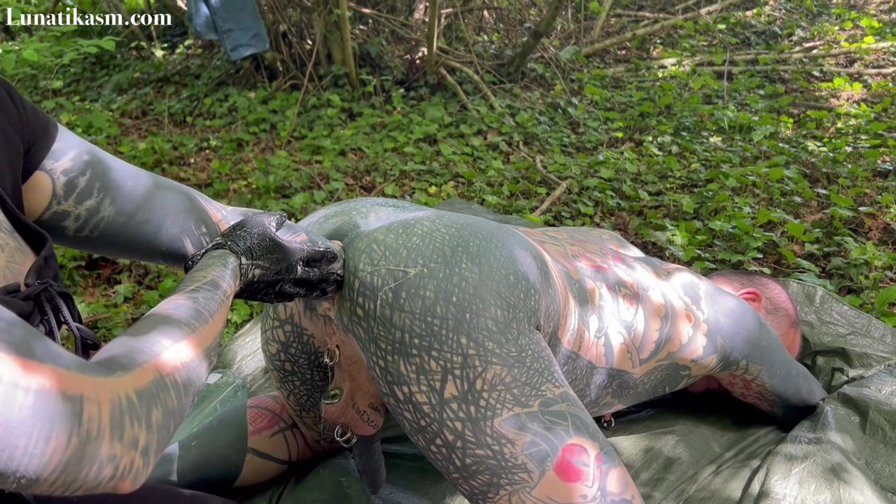 Lunatika'_mistress ormanda ve yumruk sokuyor