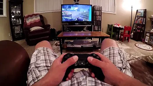 Сосет его член насухо, пока он играет с PS4