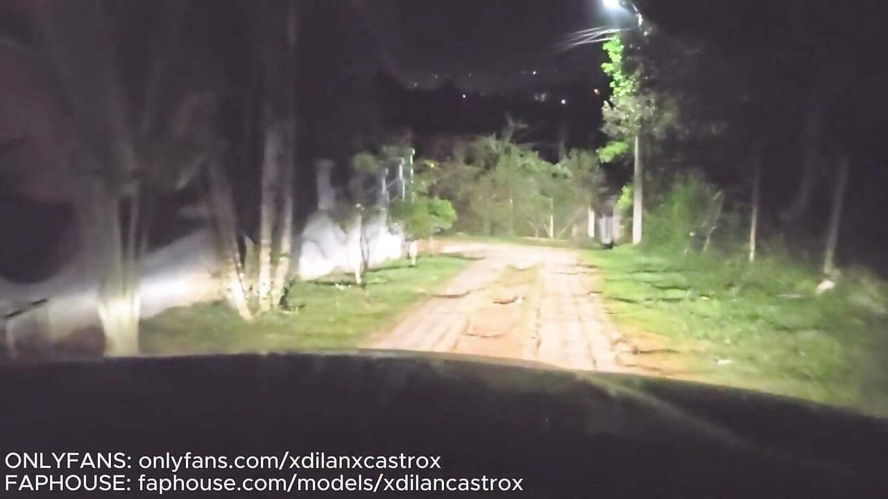 异性恋在废弃房屋里与无套小男孩发生关系