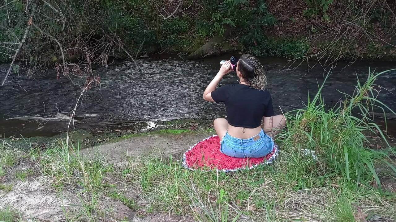 Susret sa strancem kod vodopada završava se seksom na otvorenom.