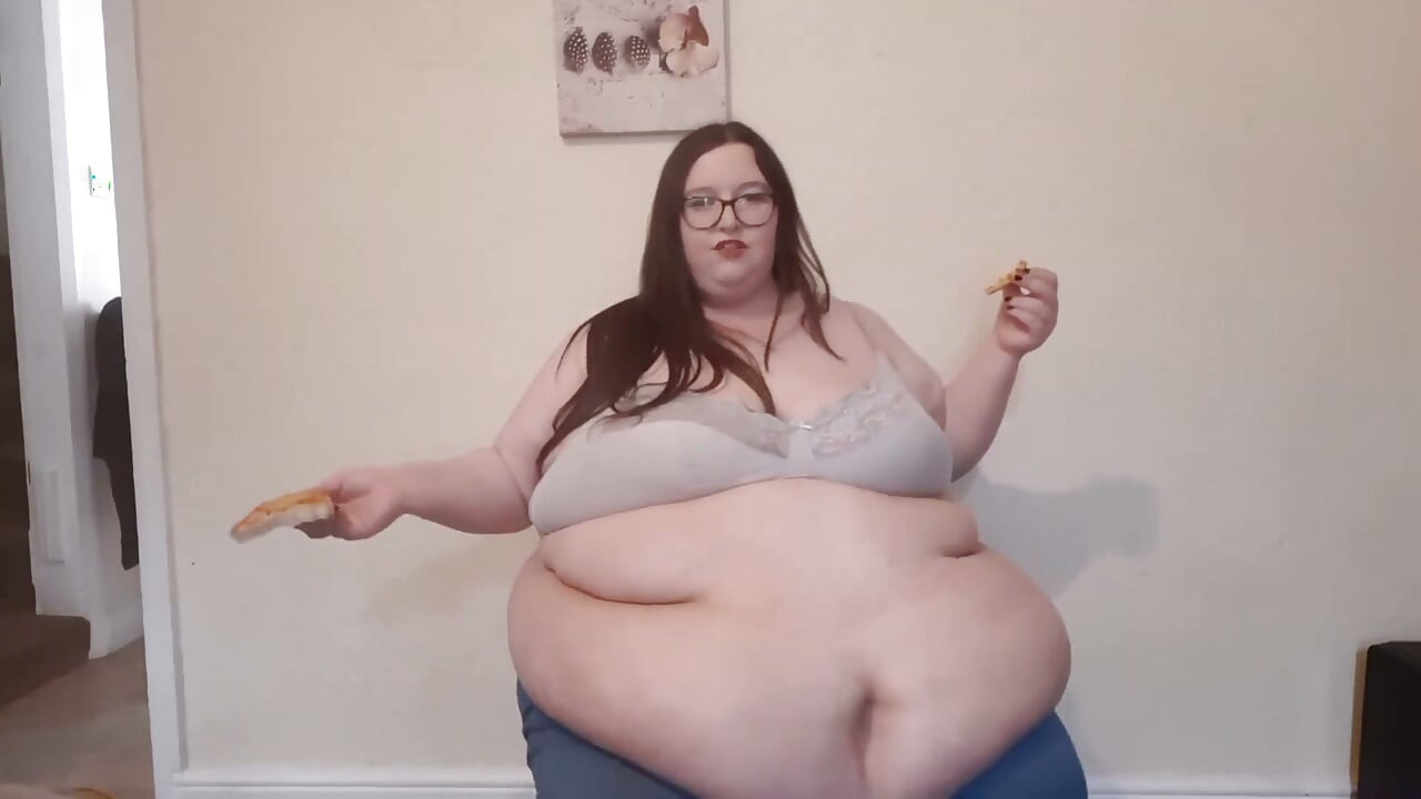 SSBBW ממלאת פיצה על כיסא משרדי