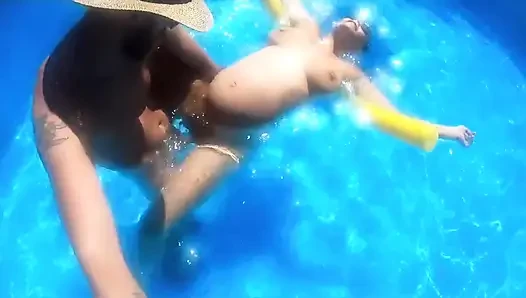 Tante seksi yang lagi hamil besar di kolam renang! Pamer tetanggaku yang super hot!