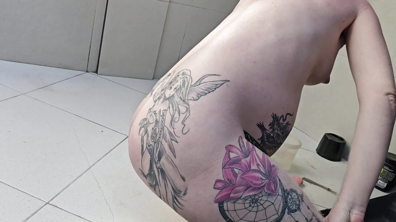 PREGNANT WOMAN SHAVES AND SHOWERS SHOWING HER PUSSY