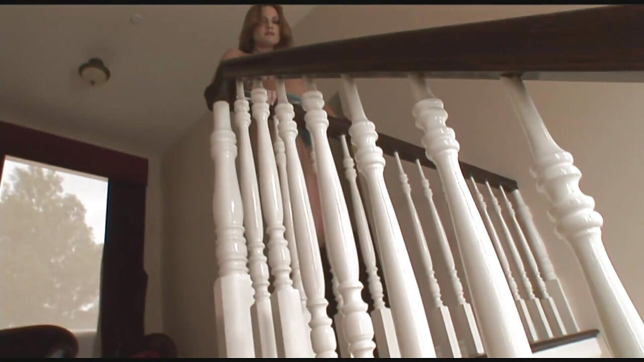 A kurva imádnivaló, vidám tevelábujja tágra nyílik, hogy hatalmas pecsenyével dugja meg