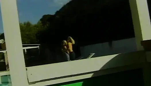 Миниатюрные блондинки-лесбиянки развлекаются у бассейна