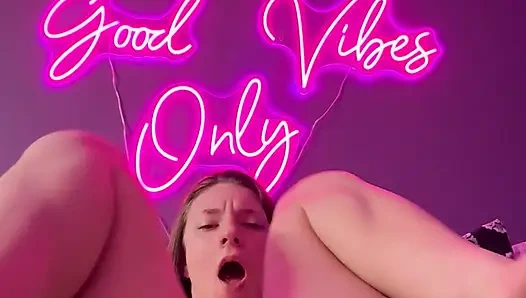 Ayak parmaklarını emiyor ve oyuncakla oynuyor