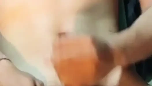 Porno izlerken mastürbasyon yapıyor