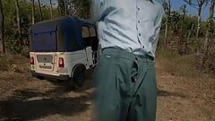 Pu_joy - un uomo magro in uniforme scopata all'aperto tuktuk