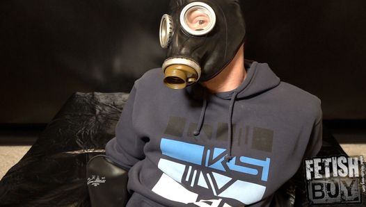 Homoseksuele skater snuffelt met een kap met gasmasker zich af