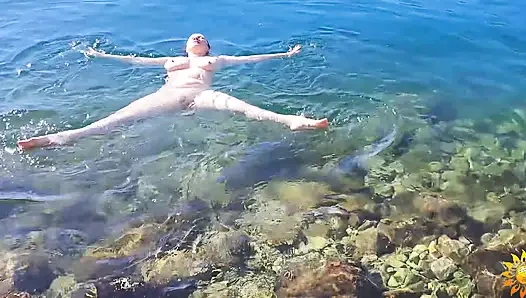 Красивый нудистка в любительском видео: растяжка на улице и обнаженное искусство плавания